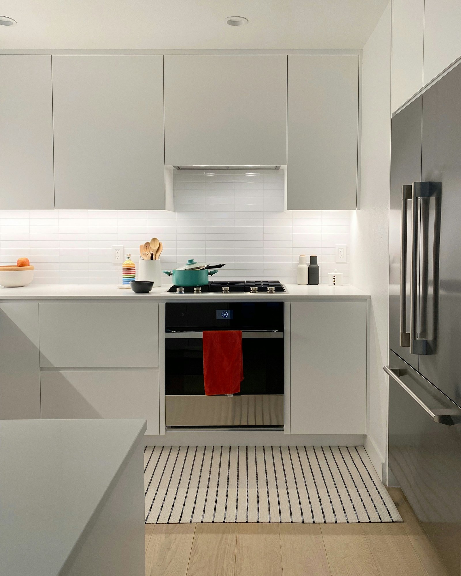 Modern two-tone kitchen with terracotta uppers and marble backsplash